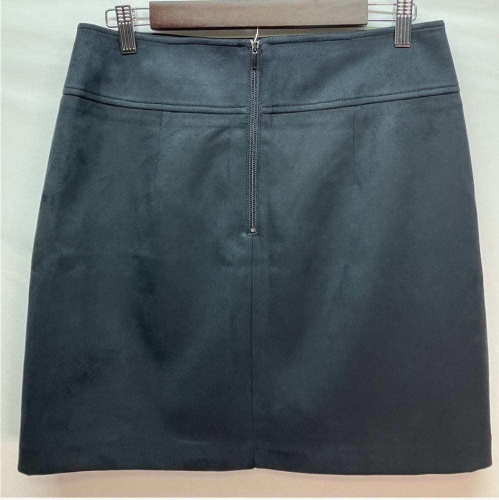 LOFT Faux Suede Mini Skirt in Black Pockets Back Zipper Size 10● - Picture 4 of 9